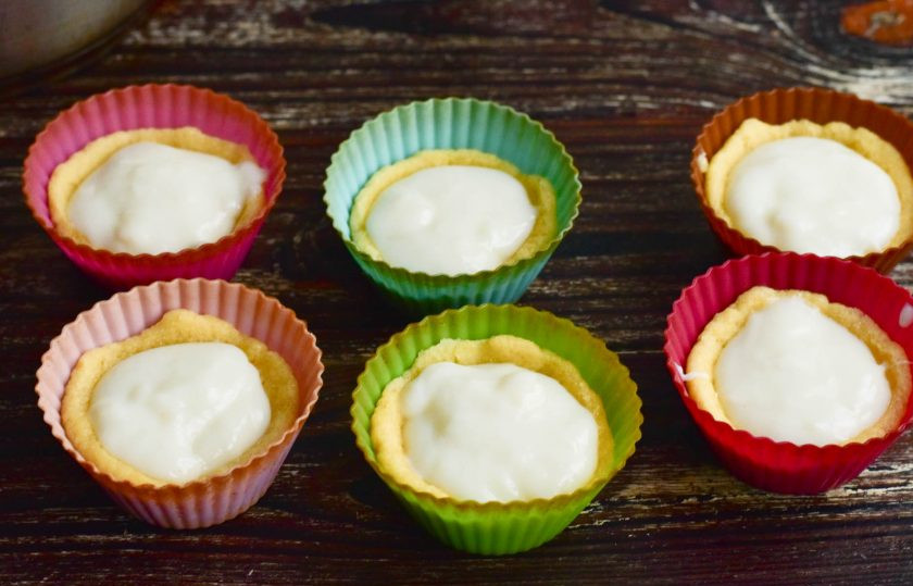 1. Этап. Тарталетки с бананом: Готовый крем выложите в тарталетки.