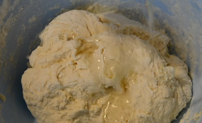 1. Этап. Жареные пирожки с яйцом, луком и зеленью: 3. Когда тесто сформируется в комок, добавьте растительное масло без запаха и завершите вымешивание. Тесто накройте крышкой и поставьте в теплое место до увеличения его в объеме в 3-4 раза.