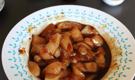 1. Этап. Курица с кешью на скорую руку: 2. Добавьте соевый и вустерский соусы, масло, измельченный чеснок с имбирем. По вкусу можно также добавить острого перца. Перемешайте все и оставьте на 10 минут.