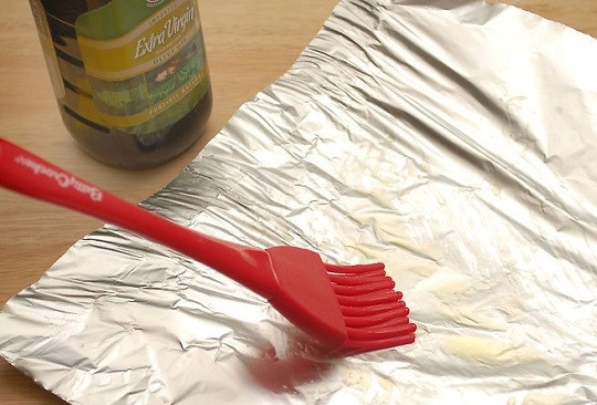 1. Этап. Грибы в фольге на гриле: 1. Нарежьте небольшими квадратиками фольгу. Смажьте маслом.