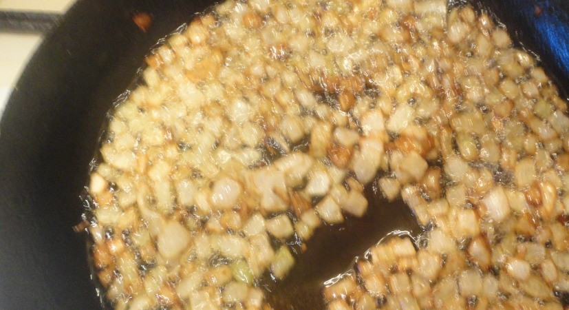 1. Этап. Картошка с луком на сковороде: Обжариваем чеснок и лук до золотистого цвета. Откладываем отдельную тарелку - теперь масло имеет запах лучка, а последний не подгорит.