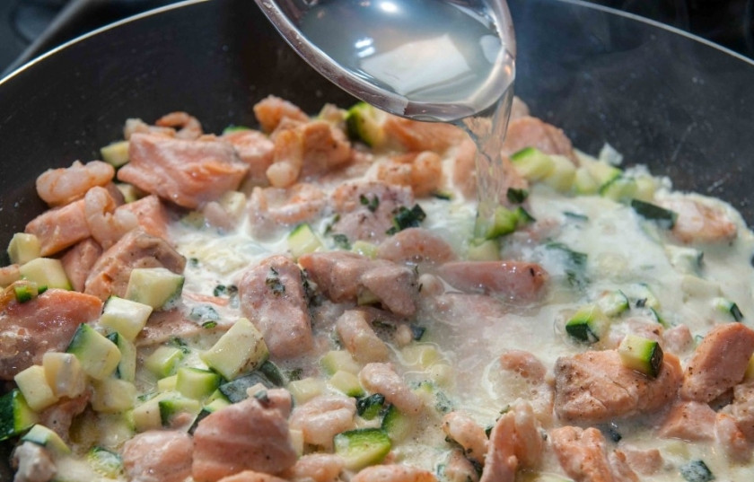 1. Этап. Паста с лососем и креветками: 8. Вливаю в сковороду немного воды, в которой варил пасту, еще раз перемешиваю, готовлю на слабом огне под закрытой крышкой 5 минут.