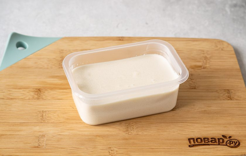 1. Этап. Миндальный тофу: Разлейте получившуюся жидкость в прямоугольную форму. Уберите в холодильник, чтобы десерт застыл.