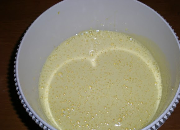 1. Этап. Пляцки львовские: Миксером хорошо взбейте яйца.