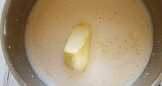 1. Этап. Кекс с орехами: 2. Выложите размягченное сливочное масло, продолжая взбивать.