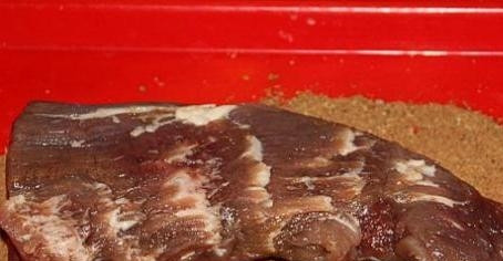 1. Этап. Бастурма по-армянски: Смешайте оба вида перца и хмели-сунели. Хорошо обваляйте в сухой смеси мясо.