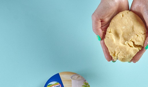 1. Этап. Миндально-кокосовые крекеры: Собрать тесто в комок и дать отдохнуть в холодильнике минут 15.