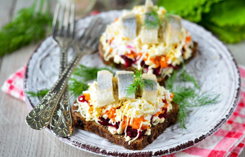 1. Этап. Селедка под шубой на хлебе: Присыпьте зеленым луком для декора и сразу подавайте к столу. Приятного аппетита!