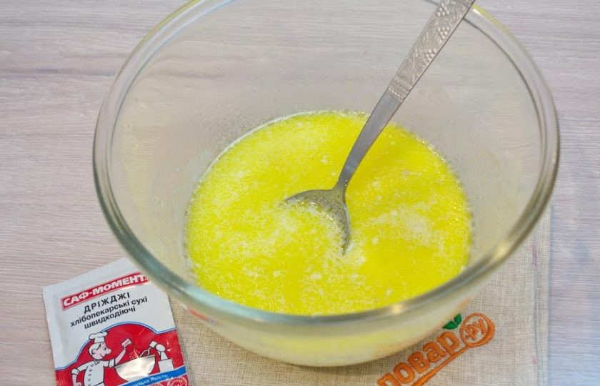 1. Этап. Булочки Синнабон: 2. Перелейте жидкость в миску. Добавьте сухие дрожжи и дайте им проснуться.