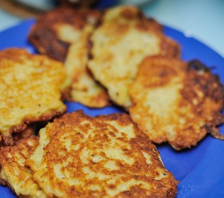 1. Этап. Драники с грибным соусом: 7. После выложите на бумажную салфетку, чтобы удалить излишки масла. Промокнув, можно выкладывать готовые оладьи на тарелку и подавать их с грибным соусом к столу. Приятного аппетита!