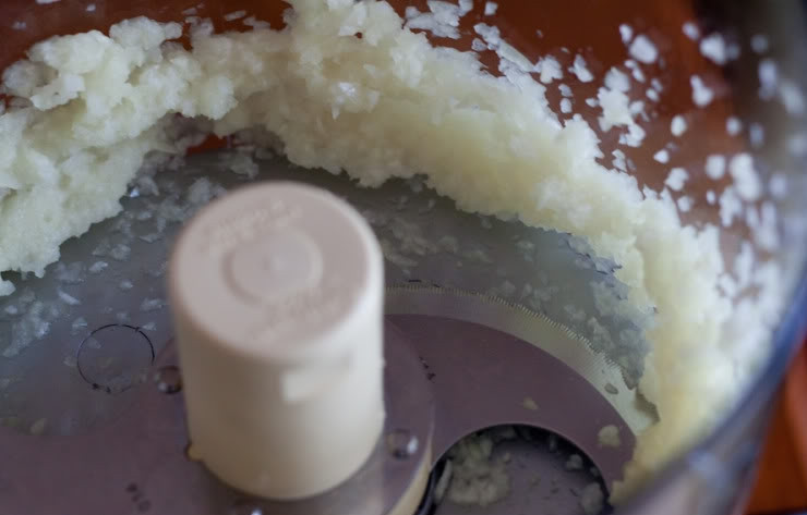 1. Этап. Гирос: Измельчите лук в блендере, или мелко-мелко нарежьте. Положите в марлю и выжмите, чтобы избавиться от лишнего сока.