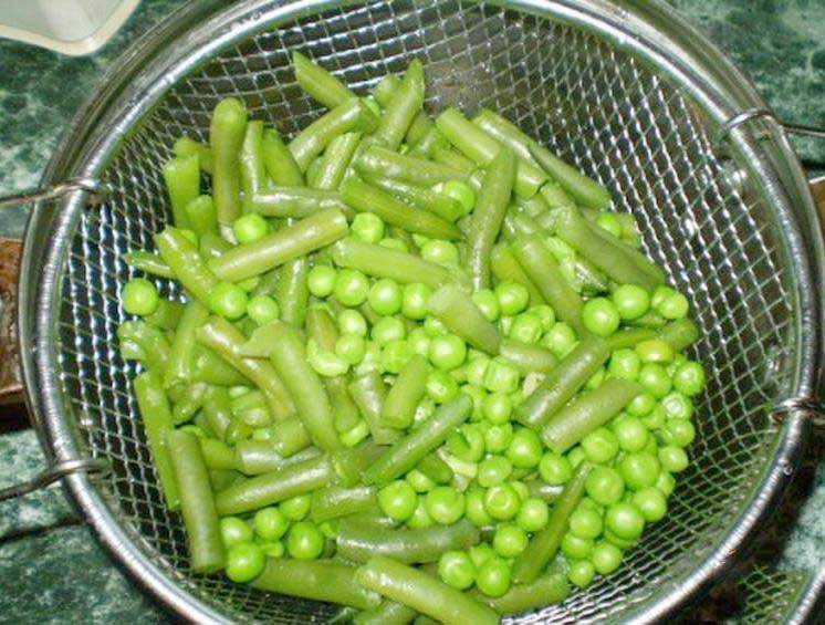 1. Stage. Beans and peas with onions: Melt ¾ tbsp in a pan l oil, add green peas and beans, fry 4 minutes. Cover and simmer over low heat until tender.