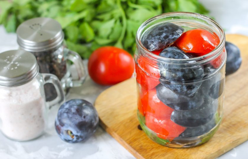 1. Этап. Помидоры с черносливом: Заполните банку половинками слив и помидоров до верха, чередуя их.