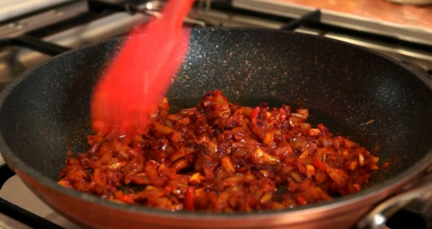 1. Этап. Супербургер от дяди Сэма: Готовим соус из нарезанных овощей. Жарим на сковороде, куда постепенно добавляем растительное масло, сладкую паприку, кетчуп, соль и сахарный песок, а также немного столового и бальзамического уксуса.