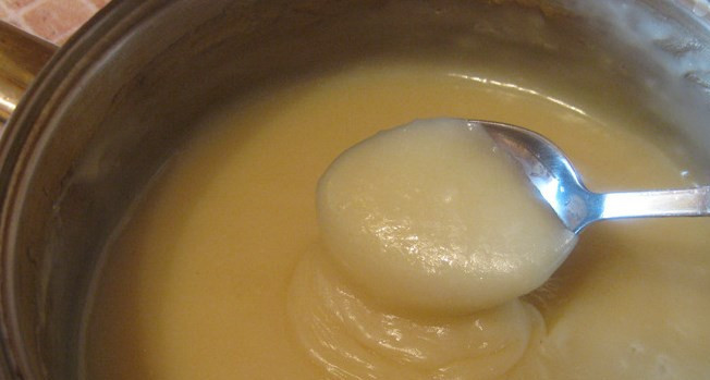 1. Этап. Торт на день рождения мальчику: Пока коржи пропитываются, делаем крем. Выливаем в кастрюльку 250 мл молока, насыпаем 2,5 ст.л. муки и хорошенько перемешиваем (лучше венчиком), чтобы не было комочков. Добавляем 100 г сахара и ставим на огонь.