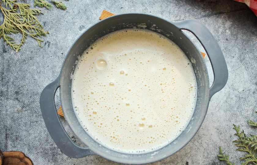 1. Этап. Шоколадно-банановый торт без выпечки за 15 минут: Быстро мешая яичную массу понемногу вливайте горячее молоко. Масса должна быть однородной.