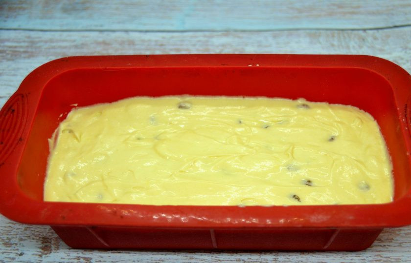 1. Этап. Московские хлебцы: Выложите тесто в форму для выпечки, выпекайте при температуре 180-200 градусов 30 минут, готовность проверяйте деревянной шпажкой.