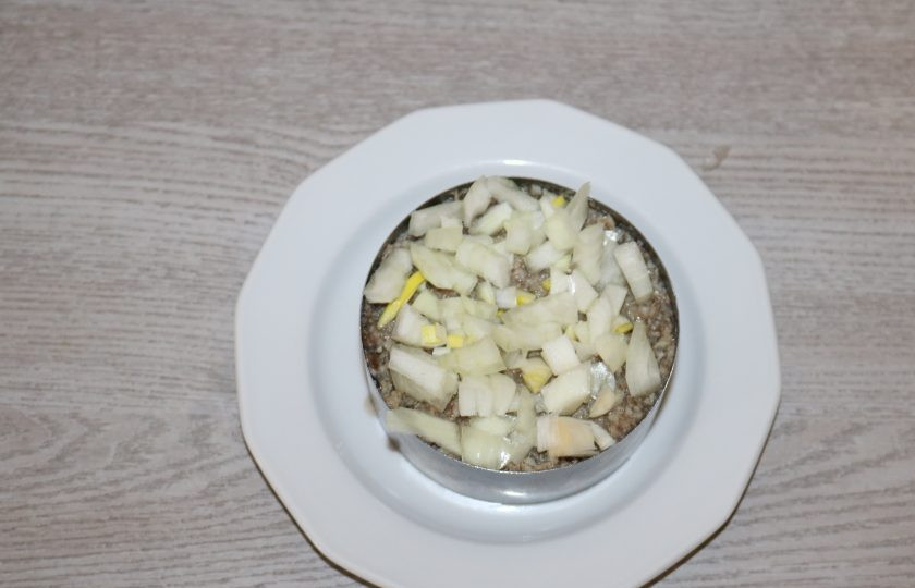 1. Этап. Салат из риса и шпрот: 3 слой - лук нарезанный мелкими кубиками.