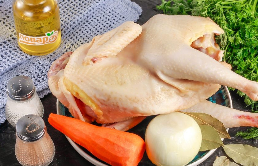 1. Этап. Холодец из курицы без желатина в мультиварке: Подготовьте указанные ингредиенты. Курицу приобретите на рынке или с рук. Промойте тушку внутри и снаружи.