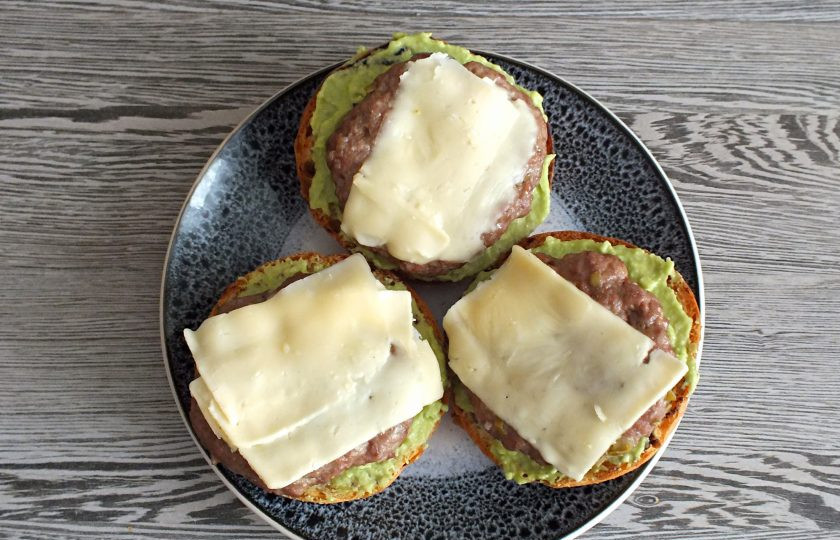 1. Этап. Мексиканские бургеры: На смазанную булочку выложите котлету с сыром.