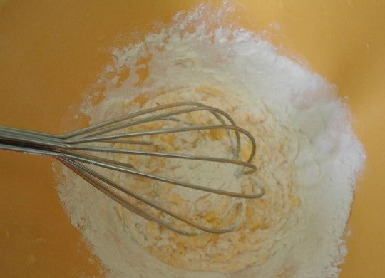 1. Этап. Кижуч в кляре: 6. В небольшую мисочку всыпьте муку, добавьте щепотку соли и яйцо. Взбейте все до однородности и по необходимости добавьте воду, чтобы получилась нужная консистенция.