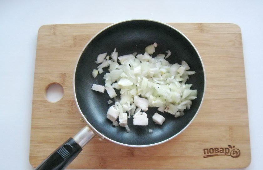 1. Этап. Кулеш с салом: Лук очистите, помойте и мелко нарежьте. Выложите в сковороду с салом.