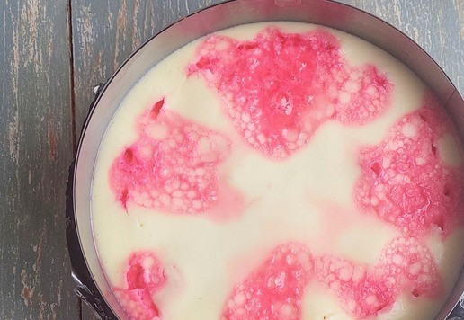 1. Этап. Чизкейк с маршмеллоу: Некоторые маршмеллоу после выпечки выпрыгнули на поверхность чизкейка, но это не страшно :)