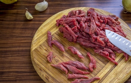 1. Этап. Говядина с луком и сметаной: …а затем на полоски 3-4 см в длину.