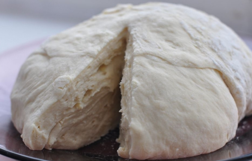 1. Этап. Дрожжевое тесто для булочек: Вот так приблизительно выглядит готовое дрожжевое тесто для булочек. Если хотите, из него можно испечь не только булочки, но и сладкие пирожки или пирог. Приятного аппетита!