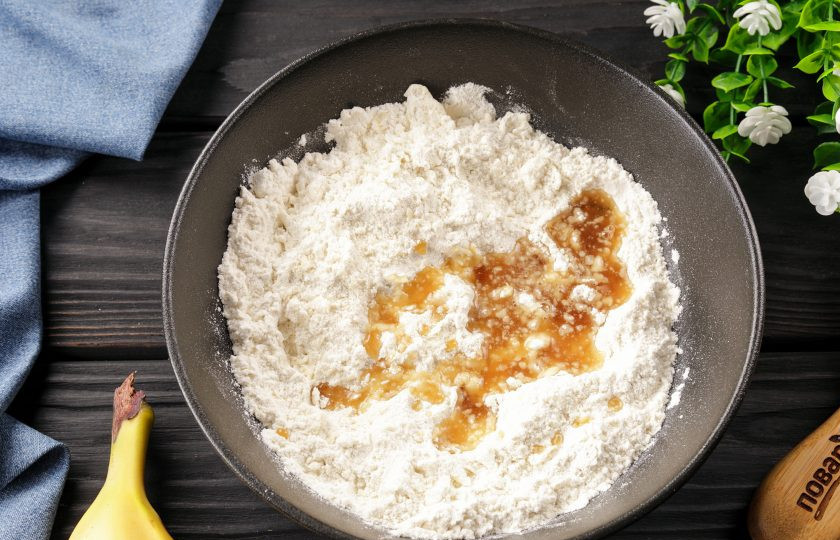 1. Этап. Банановые ароматные крекеры: Перетрите руками до состояния крошки. В тёплой воде растворите мёд и добавьте к мучной смеси.