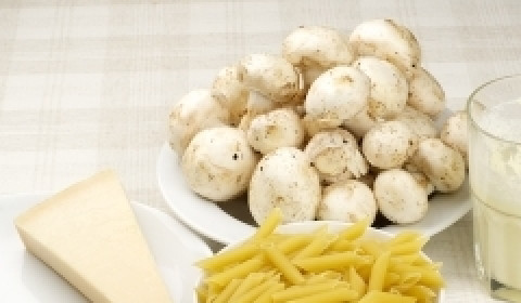 1. Этап. Паста с шампиньонами: Подготовьте необходимые ингредиенты, помойте шампиньоны.