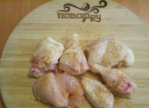 1. Этап. Жареное мясо кусочками на сковороде: Посыпьте мясо солью и специями. Оставьте на 5 минут.