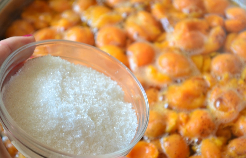 1. Этап. Компот из абрикосов на зиму: Когда вода с абрикосами снова закипит, всыпьте сахар. Обратите внимание, что вы можете регулировать сладость напитка по своему вкусу. На указанное количество воды мне хватает стакана сахара, но можно добавить и больше.