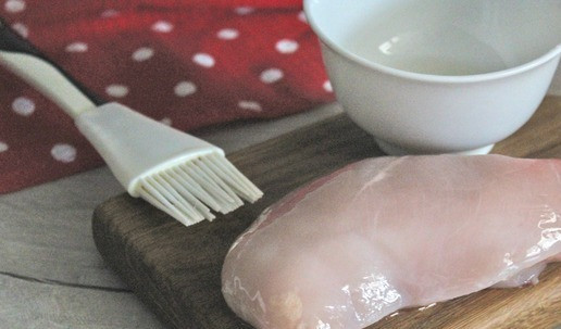 1. Этап. Куриное филе с творожным сыром: Каждое куриное филе обильно смазать при помощи силиконовой кисточки растительным маслом.