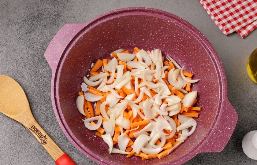 1. Этап. Плов из булгура с куриной грудкой: Разогрейте с маслом казан или сковороду с толстым дном. Выложите на дно нарезанный перьями лук и соломкой морковь.