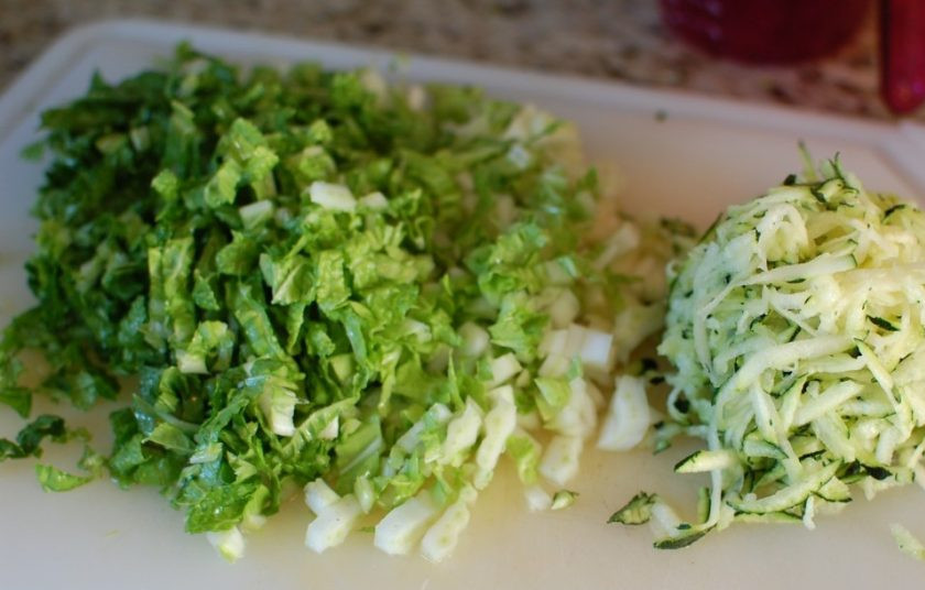 1. Этап. Минестроне (суп из овощей): 5. Нашинкуйте капусту и натрите на крупной терке кабачок.