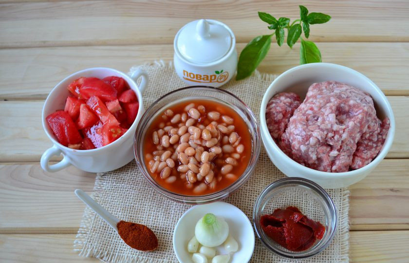 1. Этап. Жаркое из говяжьего фарша, помидоров и фасоли: Подготовьте все необходимые ингредиенты. С помидоров снимите кожуру и порежьте небольшими кусочками.