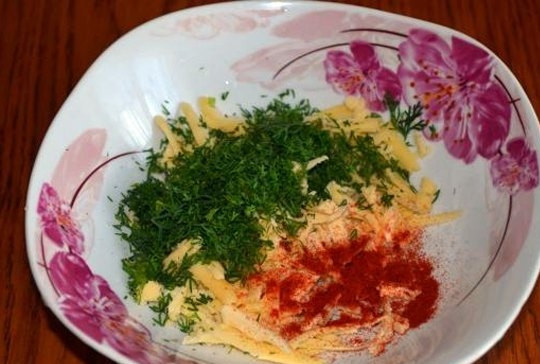 1. Этап. Треугольники из лаваша с сыром: Подготовим начинку для треугольников. Смешаем натертый на терке твердый сыр и мелко нарезанную зелень и паприку.