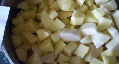 1. Этап. Утка, тушенная с овощами: Почистите и порежьте картофель. Влейте воду к мясу, туда же добавьте картофель. Посолите. Доведите до кипения, а затем тушите ещё минут 40.