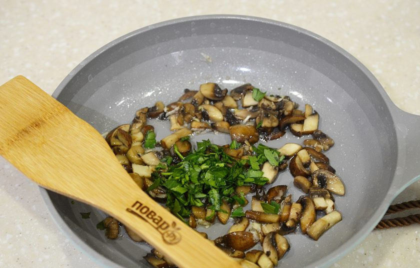 1. Этап. Сливочный рис с грибами: 4. Добавьте зелень и обжарьте.