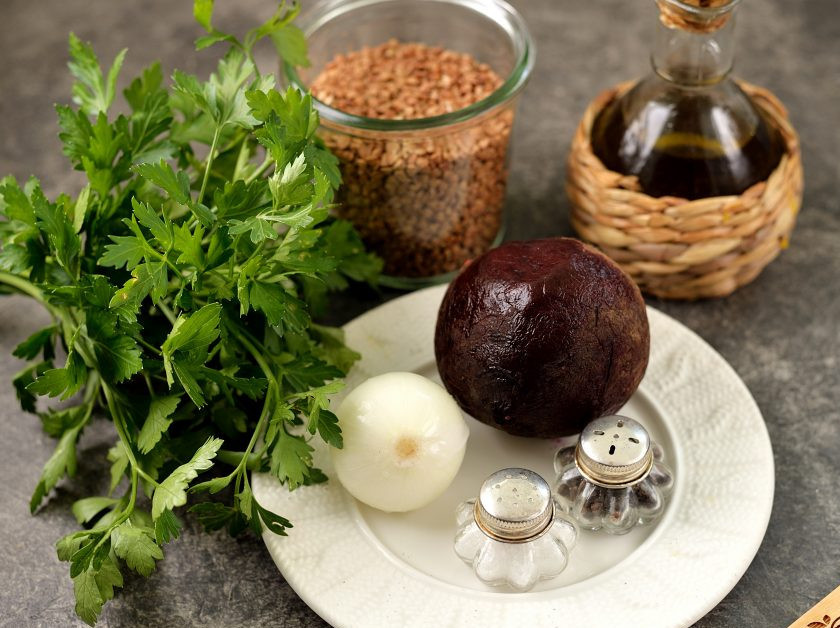 1. Этап. Красная гречка: Подготовьте все ингредиенты по списку. Свеклу заранее отварите до готовности, обычно она варится около 40 минут.