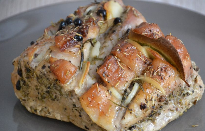 1. Этап. Свиной карбонат в рукаве в духовке: Готовый карбонат можно употреблять как горячее блюдо с любыми гарнирами, а можно охладить и использовать его для холодных бутербродов и закусок.