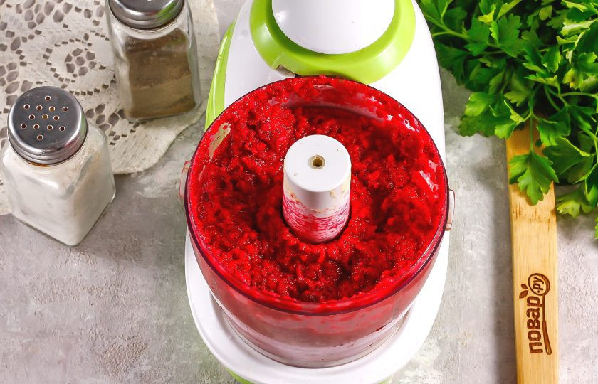 1. Этап. Форшмак со свеклой: Попробуйте на вкус, если соли не хватает, то добавьте еще.