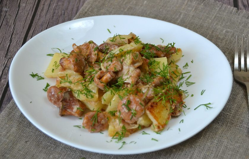 1. Этап. Лисички с картошкой жареные в сметане: Перед подачей посыпьте укропом. Приятного аппетита!