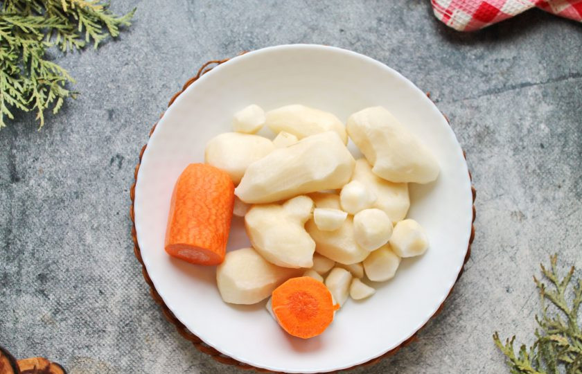 1. Этап. Топинамбур на зиму: Почистите овощи и сполосните.