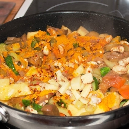 1. Этап. Овощи в кисло-сладком соусе с кешью: Вслед за этим добавляем в сковороду специи (например, куркуму, чили, имбирь), сахар и уксус. Перемешиваем, готовим еще 2-3 минуты.