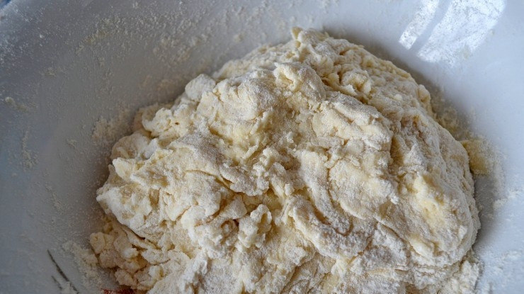 1. Этап. Плацинды с творогом: Порциями введите муку и замесите мягкое тесто.