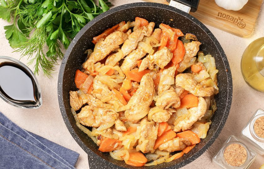 1. Этап. Жареная соевая спаржа с курицей: Обжарьте периодически помешивая до готовности.