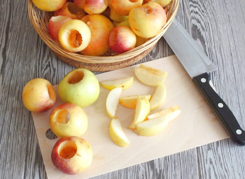 1. Этап. Джем Серенада: Яблоки очистите от семенной коробочки. Взвесьте 1 кг. Нарежьте на крупные дольки.