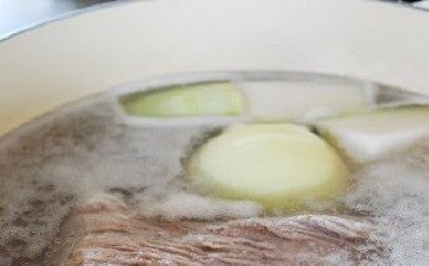 1. Этап. Суп Почти по-корейски: 1. Начать следует, пожалуй, с бульона. Вымойте говядину, выложите её в кастрюлю. Залейте водой и поставьте на огонь. Добавьте лук, редис, а также другие овощи по вкусу, чтобы сделать бульон более насыщенным.